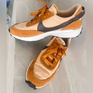 Nike waffle New tan/ black